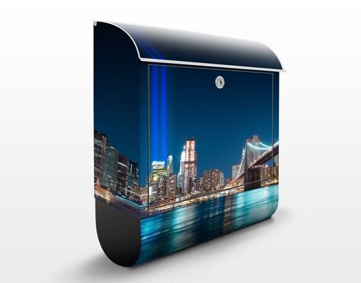 Cassette della posta con architettura e skylines Luci del World Trade Center