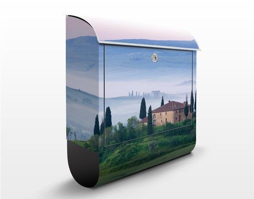 Cassette della posta con architettura e skylines Alba in Toscana