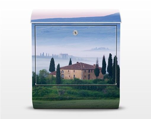 Cassette della posta con paesaggio Alba in Toscana
