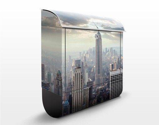 Cassette della posta con architettura e skylines Alba a New York