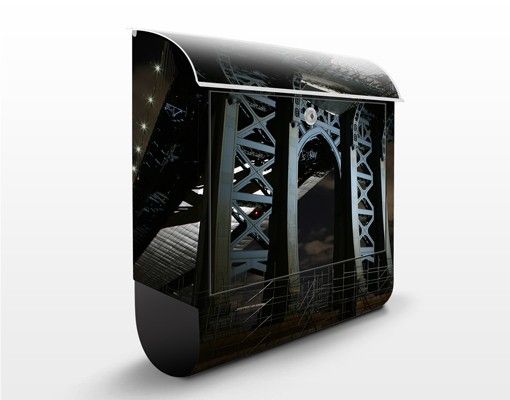 Cassette della posta con architettura e skylines Ponte di Manhattan di notte
