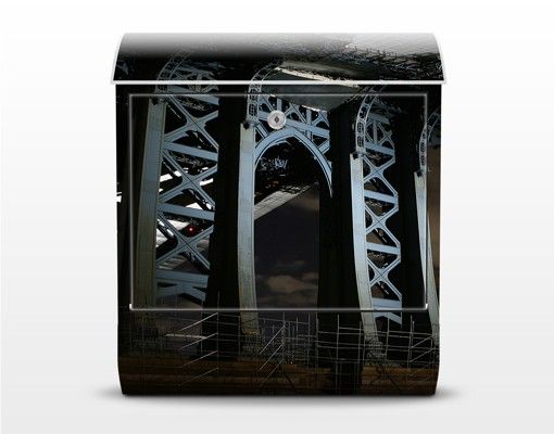 Cassetta postale nera Ponte di Manhattan di notte