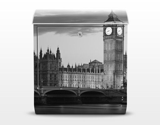 Cassette della posta in bianco e nero Londra di notte II