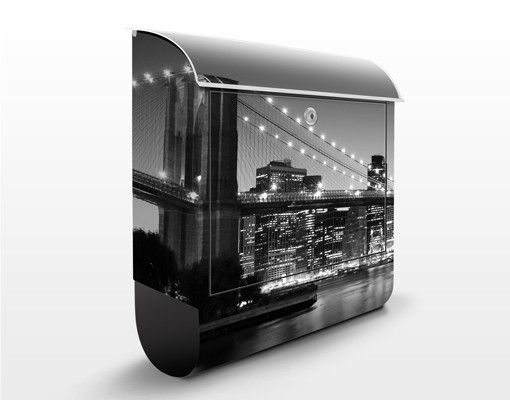 Cassette della posta con architettura e skylines Ponte di Brooklyn a New York II