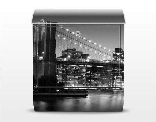 Cassette della posta in bianco e nero Ponte di Brooklyn a New York II