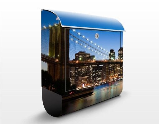 Cassette della posta con architettura e skylines Ponte di Brooklyn a New York