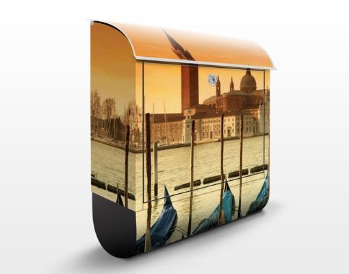 Cassette della posta con architettura e skylines Gondole a Venezia