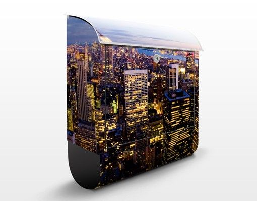 Cassette della posta con architettura e skylines Skyline di New York di notte