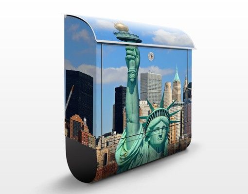 Cassette della posta con architettura e skylines Skyline di New York