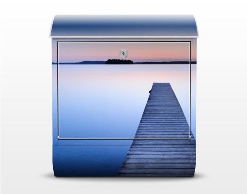 Cassetta postale blu Passerella sul fiume al tramonto