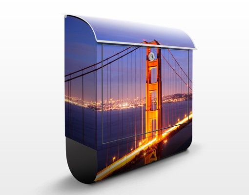 Cassette della posta con architettura e skylines Ponte del Golden Gate di notte