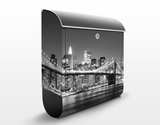 Cassette della posta con architettura e skylines Ponte di Manhattan di notte II