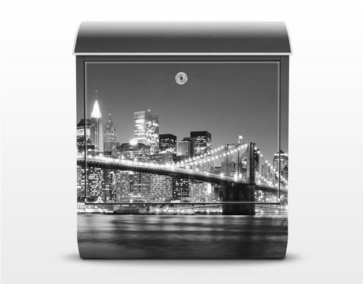 Cassette della posta in bianco e nero Ponte di Manhattan di notte II