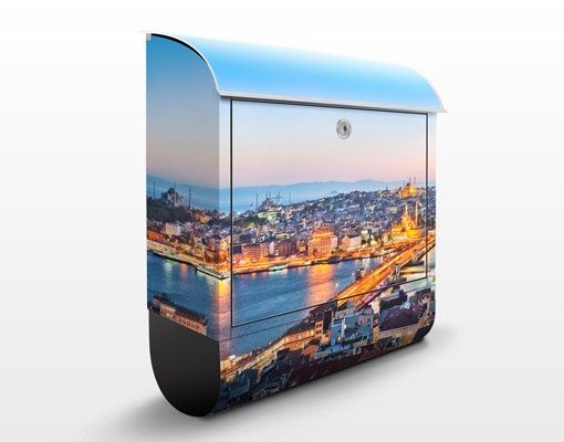 Cassette della posta con architettura e skylines Istanbul