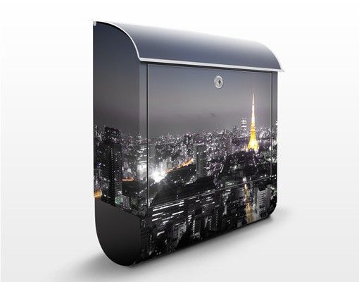Cassette della posta con architettura e skylines Tokyo