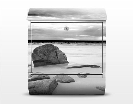 Cassette della posta con paesaggio Costa rocciosa