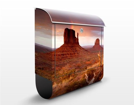 Cassette della posta con paesaggio Monument Valley al tramonto