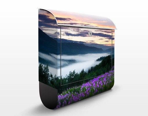 Cassette della posta con paesaggio Valle paradisiaca in Norvegia