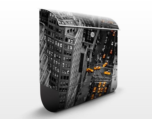 Cassette della posta con architettura e skylines Taxi luci Manhattan