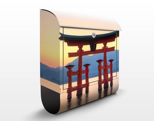Cassette della posta con architettura e skylines Torii a Itsukushima