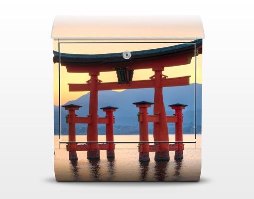 Cassette della posta con paesaggio Torii a Itsukushima