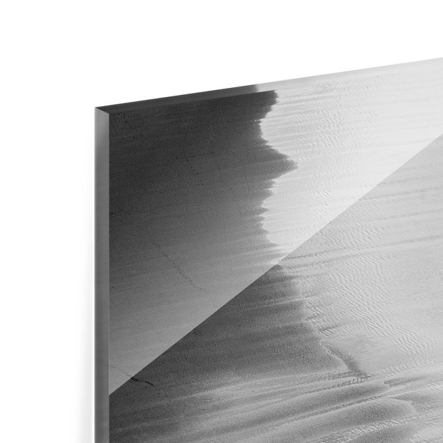 Paraschizzi in vetro - Morbide onde sulla spiaggia in bianco e nero - Panorama 5:2