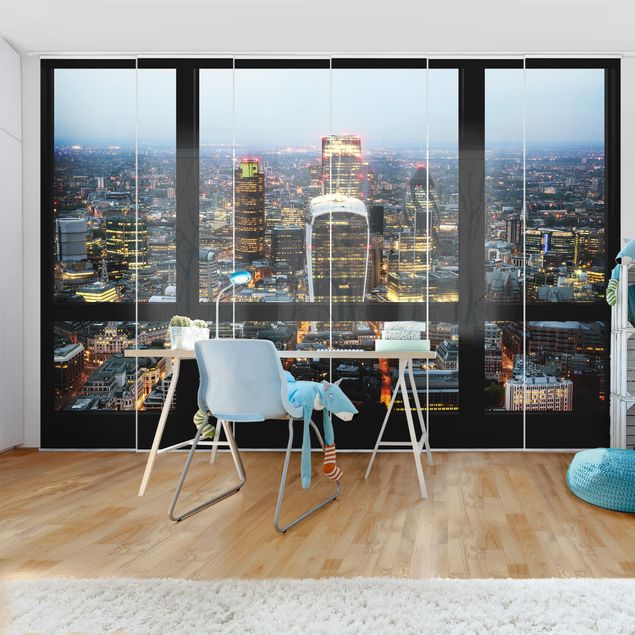 Tende a pannello scorrevoli con architettura e skylines Vista dalla finestra dello Skyline di Londra illuminato