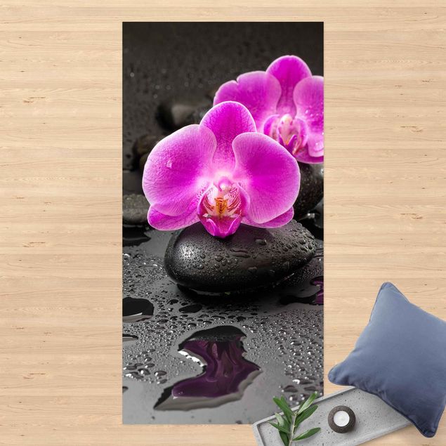 passatoia Fiore di orchidea rosa su pietra con gocce