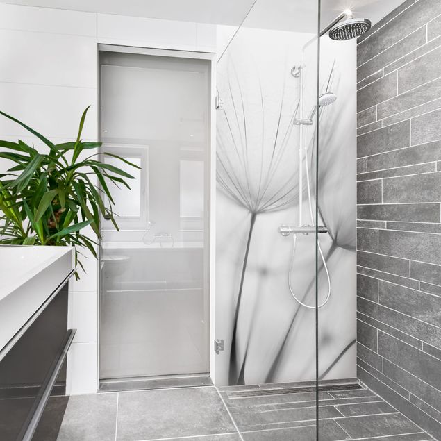 Rivestimento per doccia - Dentro un soffione in bianco e nero