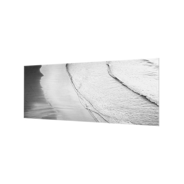 Paraschizzi in vetro - Morbide onde sulla spiaggia in bianco e nero - Panorama 5:2