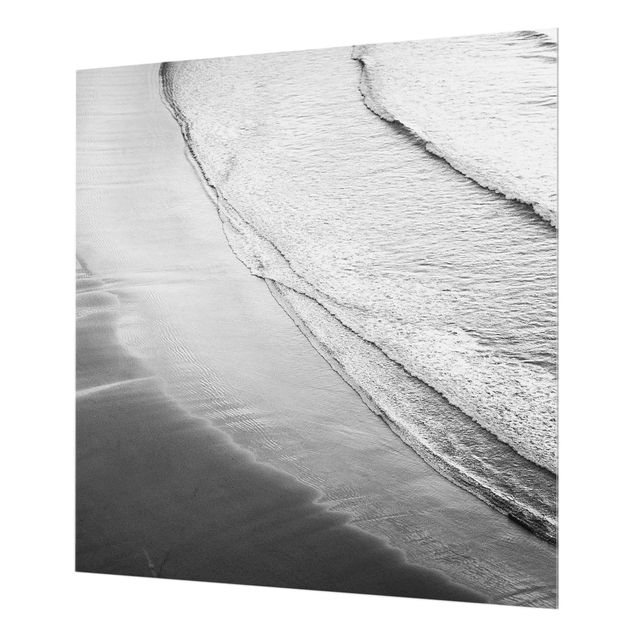 Paraschizzi in vetro - Morbide onde sulla spiaggia in bianco e nero - Quadrato 1:1