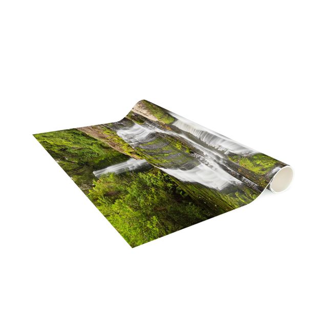 tappeto verde per esterno Le cascate Upper Mclean in Nuova Zelanda