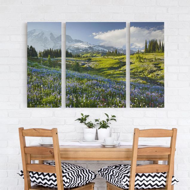 Quadri su tela con foresta Prato di montagna con fiori blu davanti al monte Rainier