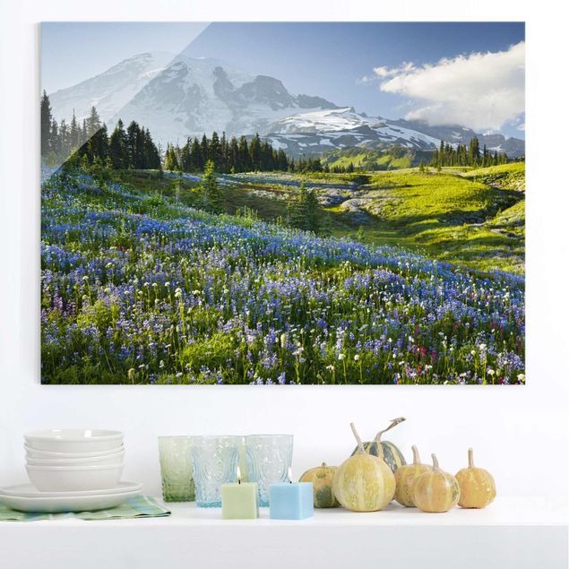 Quadri in vetro con montagna Prato di montagna con fiori blu davanti al monte Rainier