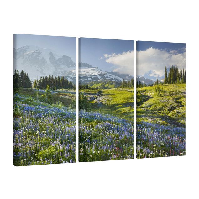 Quadri con alberi Prato di montagna con fiori blu davanti al monte Rainier
