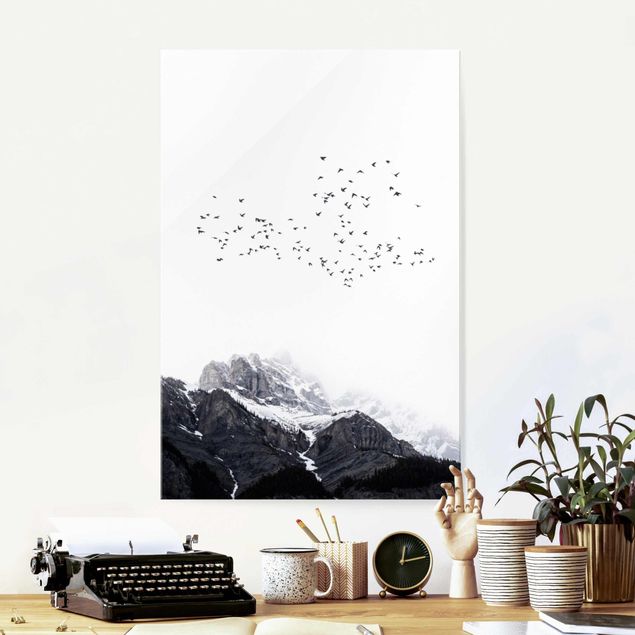 Quadri in vetro con montagna Stormo di uccelli di fronte alle montagne in bianco e nero