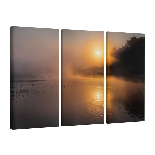 Stampe su tela paesaggio Alba sul lago con cervi nella nebbia