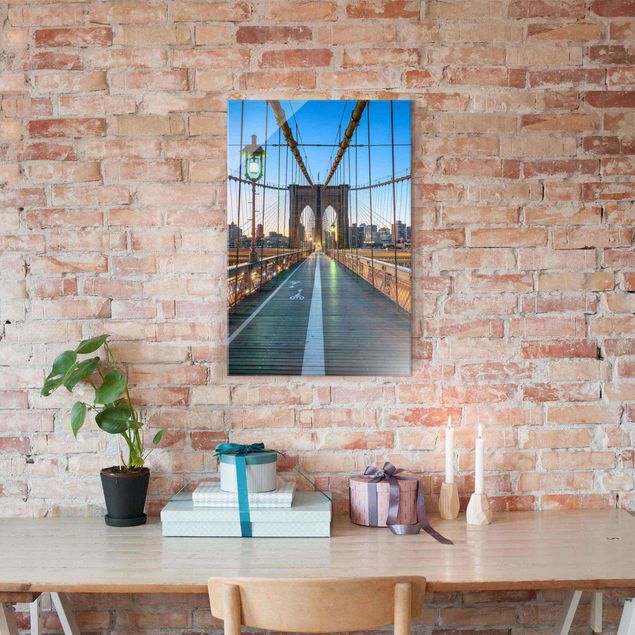Quadri in vetro con architettura e skylines L'alba sul ponte di Brooklyn