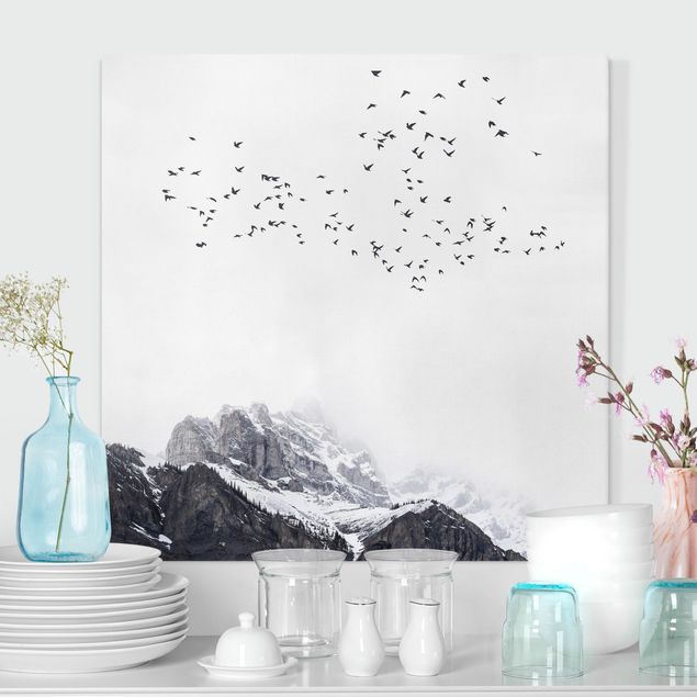Quadri su tela con uccelli Stormo di uccelli di fronte alle montagne in bianco e nero