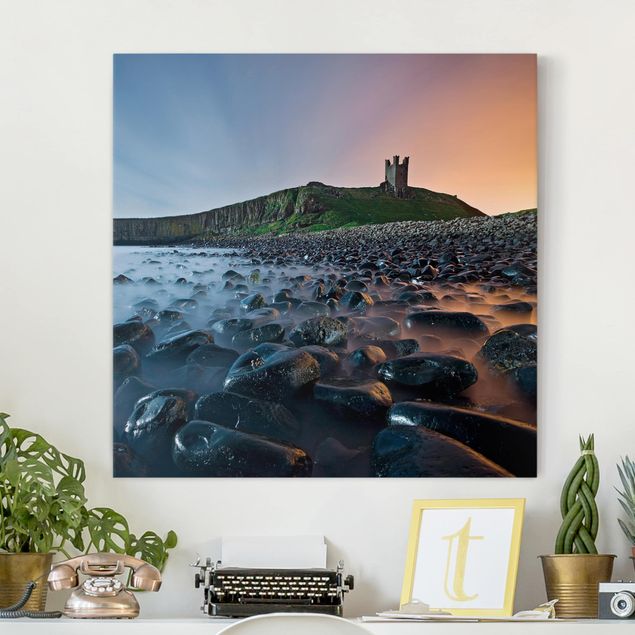 Quadri su tela con montagne Alba con nebbia al castello di Dunstanburgh