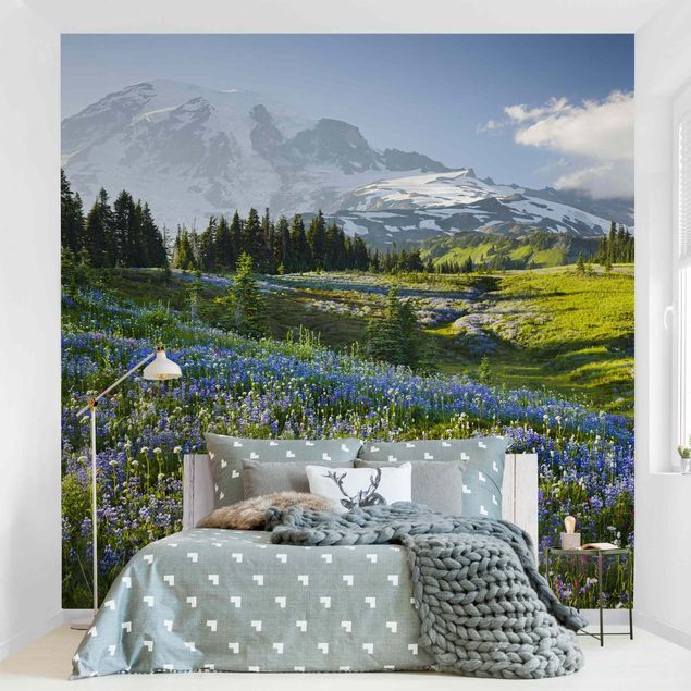 Carta parati montagna Prato di montagna con fiori blu davanti al monte Rainier