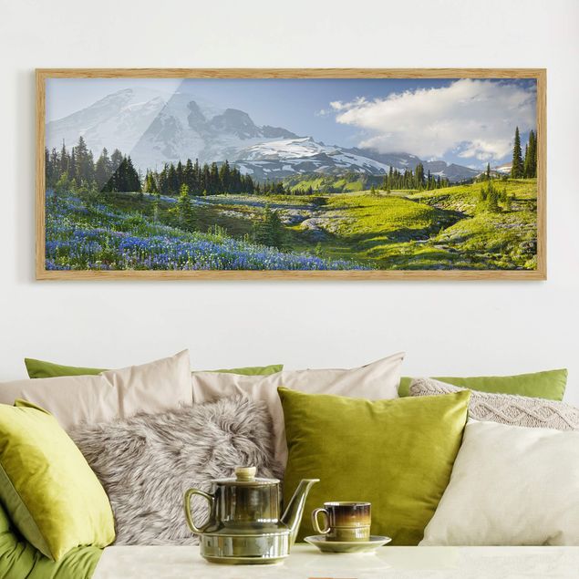 Quadri paesaggistici Prato di montagna con fiori blu davanti al monte Rainier