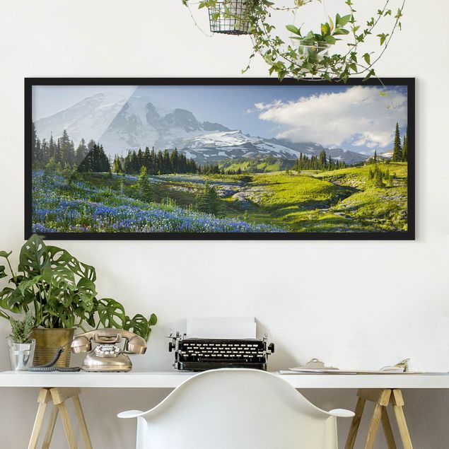 Quadri paesaggistici Prato di montagna con fiori blu davanti al monte Rainier