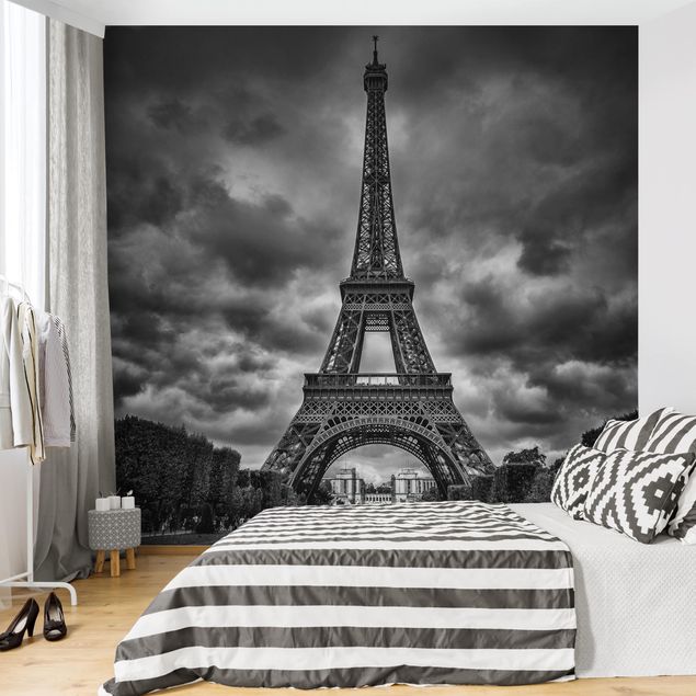 Carte da parati Parigi Torre Eiffel davanti alle nuvole in bianco e nero