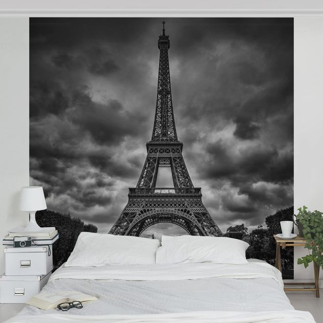Carta da parati moderne Torre Eiffel davanti alle nuvole in bianco e nero