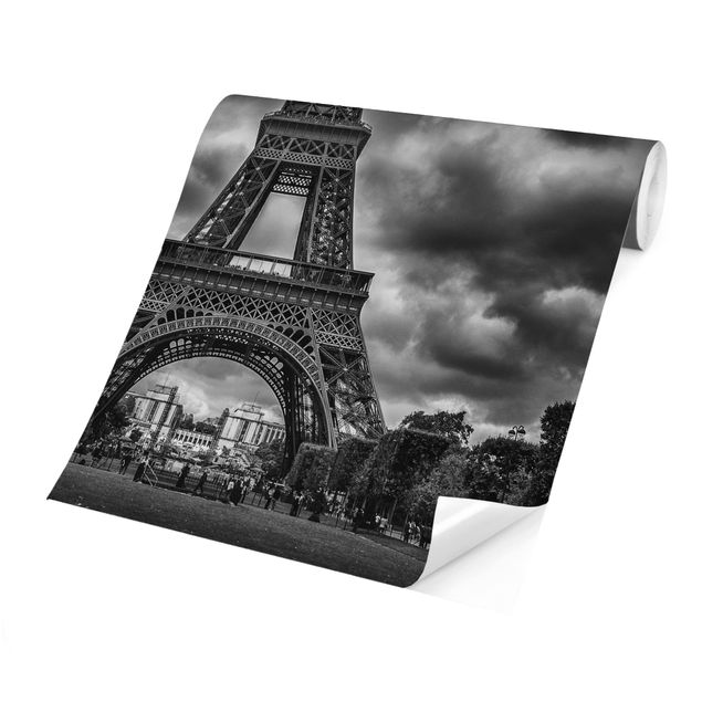 Carta da parati bianco nero Torre Eiffel davanti alle nuvole in bianco e nero