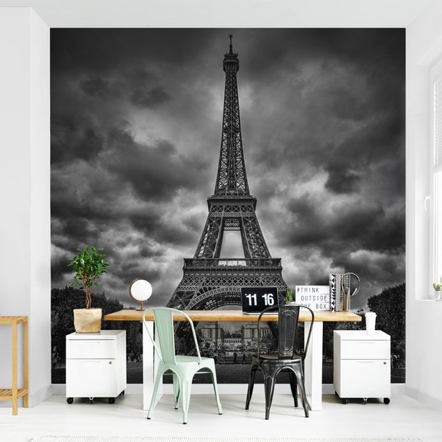 Carta parati adesiva Torre Eiffel davanti alle nuvole in bianco e nero
