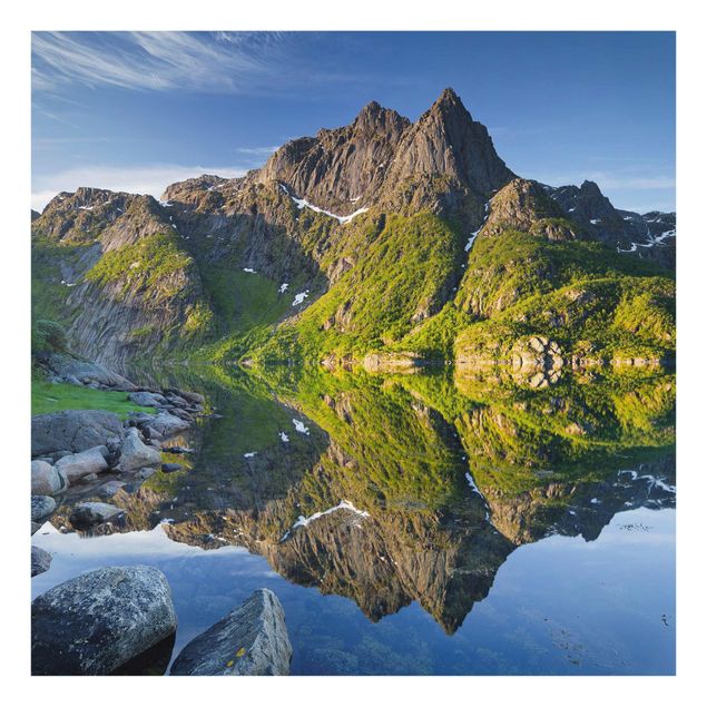 Quadri sulla natura Paesaggio montano con riflessi d'acqua in Norvegia