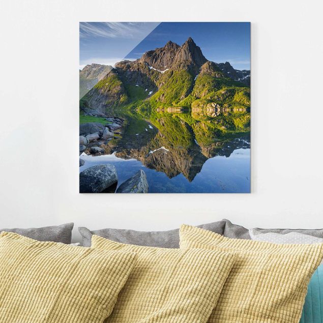 Quadri in vetro con montagna Paesaggio montano con riflessi d'acqua in Norvegia