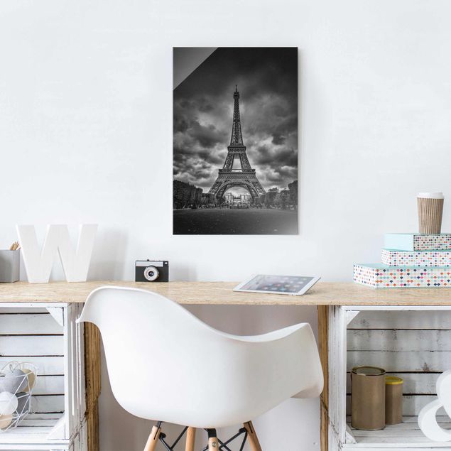Quadri in vetro con architettura e skylines Torre Eiffel davanti alle nuvole in bianco e nero
